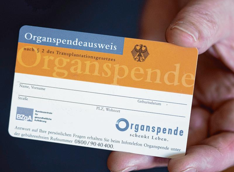 In Deutschland dürfen Organe nur mit der ausdrücklichen Einwilligung des Spenders entnommen werden. Eine Möglichkeit, den eigenen Willen festzuhalten, ist der Organspendeausweis.Hendrik Schmidt/dpa