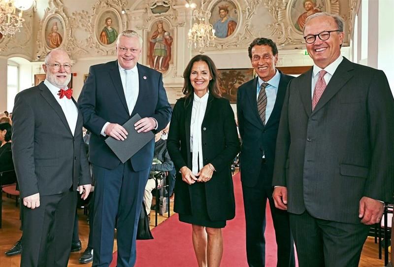 Bestgelaunt zeigten sich die Verantwortlichen bei der traditionellen Mai-Veranstaltung in Corvey, die hervorragend besucht war (von rechts): Viktor Herzog von Ratibor und Fürst von Corvey (Hausherr), Gastredner Professor Dr. Dr. h.c. Julian Nida-Rümelin, Ina Kreimer (Vorstandsmitglied der Verbund-Volksbank OWL), Bürgermeister Daniel Hartmann und Organistor Dr. Michael Stoltz (Sprecher des Arbeitskreises im HVV).
