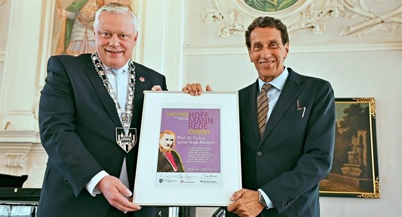 Höxters Bürgermeister Daniel Hartmann zeichnet in Corvey Prof. Julian Nida-Rümelin (re.) aus.