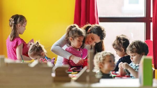 Hamburgs Kitas sind künftig bei der Schulbehörde angesiedelt. Kitagutscheine, frühkindliche Bildung, Vorschule: Was Träger sich von ihrer neuen Senatorin Ksenija Bekeris (SPD) erwarten. © Getty Images | lisegagne