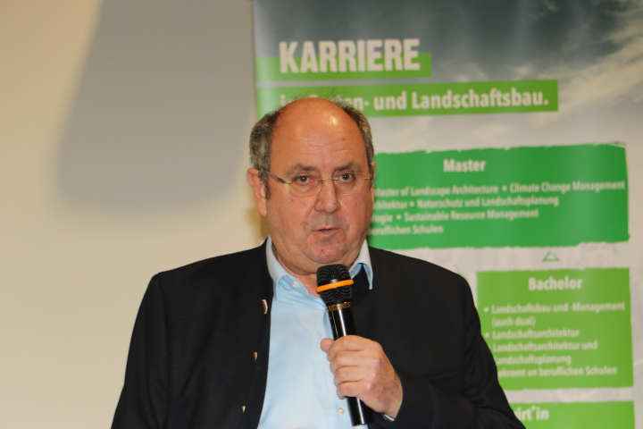 Martin Gaissmaier bei der Freisprechung der Auszubildenden von den Rechten und Pflichten ihrer Lehrjahre. (Fotos: Jochen Henning, VGL Bayern)