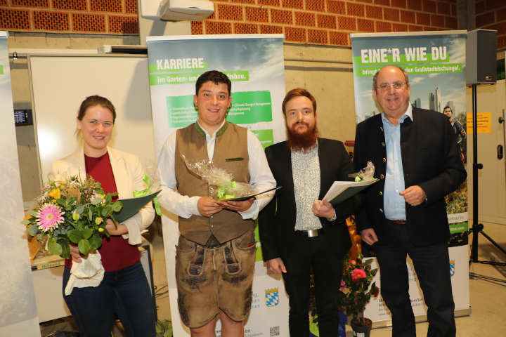 Martin Gaissmaier (rechts) mit den besten Absolventinnen und Absolventen im Garten- und Landschaftsbau, v.l.: Lisa Aigner, Elias Hörl-Seisenberger und Philipp Hauck.