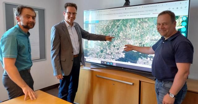 Haben das Donaumoos mit seinen unzähligen Eigentümern und Bewirtschaftern im Blick (von links): Michael Hafner (Geschäftsführer Donaumoos-Zweckverband), Vorsitzender des Zweckverbands und Neuburg-Schrobenhausens Landrat Peter von der Grün sowie Gerhard Grande, Koordinator im Donaumoos-Team.Ines Speck