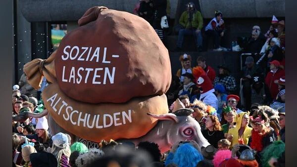 Wie brisant das Thema Altschulden der Städte für das Leben in Deutschland inzwischen geworden ist, wird allein dadurch sichtbar, dass sich sogar schon die Karnevalisten der Thematik angenommen haben. © dpa | Federico Gambarini