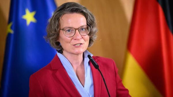 NRW-Heimat- und Kommunalministerin hat mit der landesfinanzierten Hilfe für die hoch verschuldeten Städte ein wichtiges Zeichen gesetzt. © dpa | Bernd von Jutrczenka