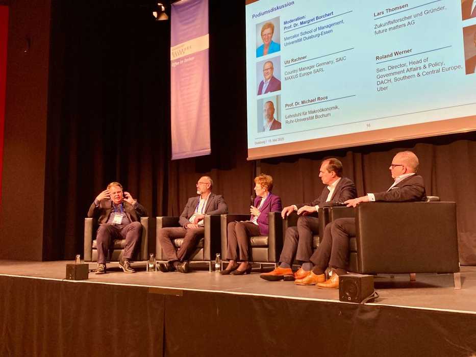 Starke Podiumsdiskussion mit Zukunftsforscher Lars Thomsen, Prof. Dr. Michael Roos von der Uni Bochum, Prof. Dr. Margret Borchert von der Uni Duisburg-Essen, Roland Werner von Uber und Utz Rachner von SAIC Maxus. Die Ansage war klar: Machen! | Foto: G. Soller