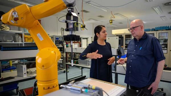 Dr. Mandana Jalali und Prof. Dr. Daniel Erni leiten eine institutsübergreifende Arbeitsgruppe an der Universität Duisburg-Essen. Ihr Ziel ist die Entwicklung eines Miniatur-Sensors zur Blutzucker-Messung per Terahertz-Wellen. © FUNKE Foto Services | Olaf Fuhrmann