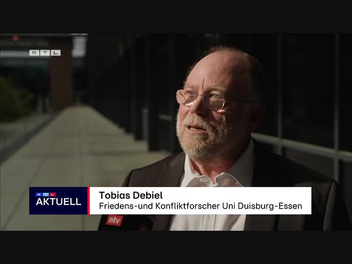 RTL Aktuell: Es wird über den Friedensgipfel in der Türkei berichtet. Dabei haben sich der ukrainische und der türkische Präsident getroffen. Der russische Präsident Putin ist nicht erschienen. Tobias Debiel von der Uni Duisburg-Essen kommentiert das Treffen.