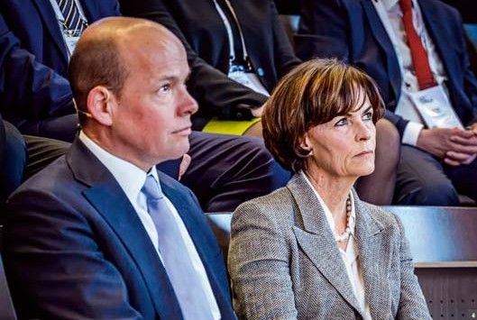 Trumpf-Chefin Nicola Leibinger-Kammüller beim CEO-Abend neben WiWo-Chefredakteur Horst von Buttlar (links)