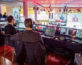 Blick über die Schultern der Regie (rechts)