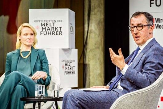 Cem Özdemir im Interview mit Redakteurin Sonja Álvarez (rechts)