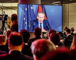 Finanzminister Jörg Kukies berichtete von seiner Delegationsreise in die Golfregion (links)
