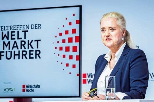 Angela Titzrath, Chefin der Hamburger Hafengesellschaft HHLA, (links oben) referierte über Netzwerk-Logistik