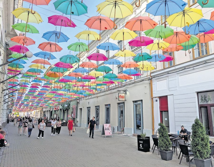 Schirmschutz statt Schutzschirm: Einkaufsstraße in Timisoara (Rumänien). Urheber: Stefan Laube
